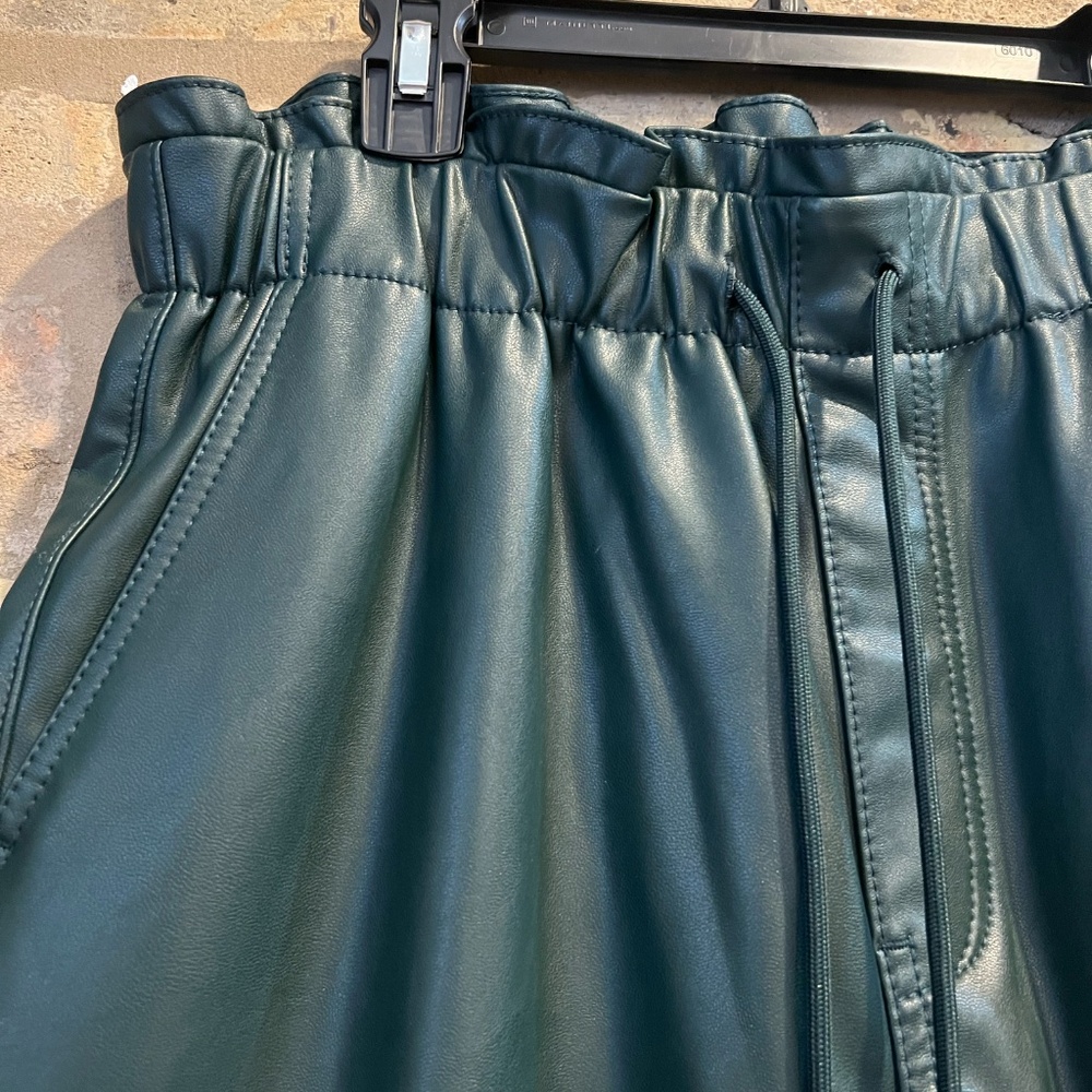 Edgy & Chic Faux Leather Jogger Pants - Abercrombie & Fitch (Size Medium)